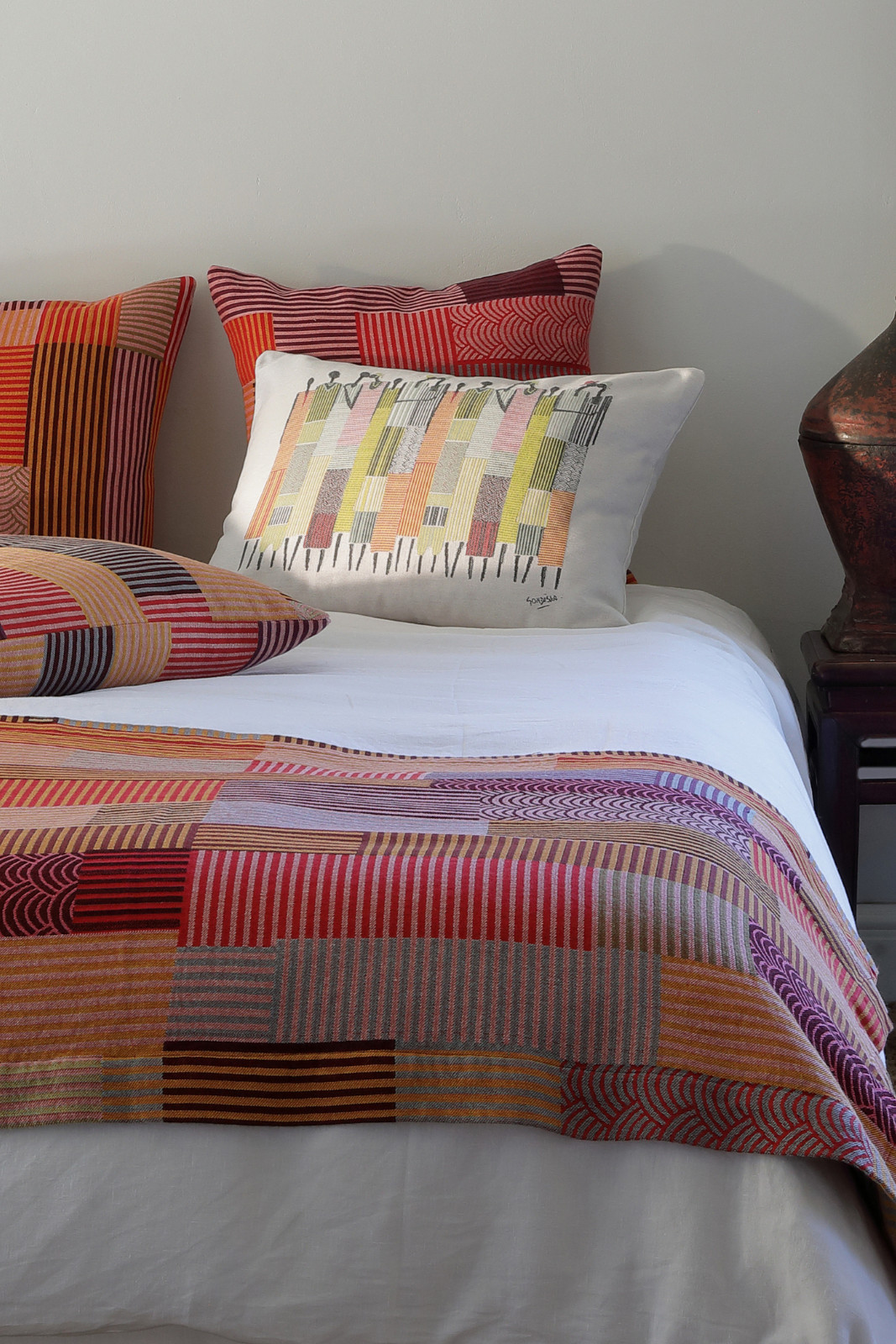 Gondissa People Cushion Cover
