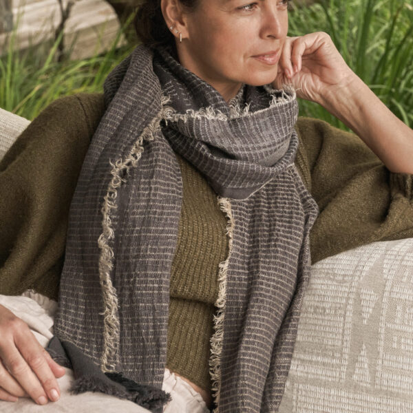 Bogo_graphite_scarf
